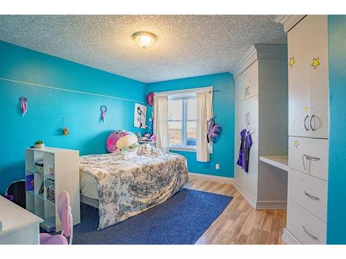 255011 Range Road 241, Rural Wheatland County, AB - Indoor Photo Showing Bedroom