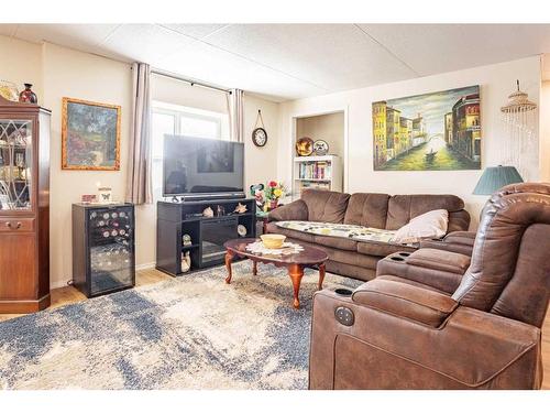 255011 Range Road 241, Rural Wheatland County, AB - Indoor Photo Showing Living Room