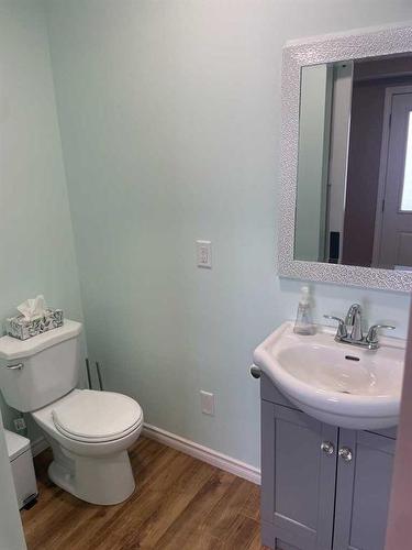 1-717 1 Street Sw, High River, AB - Indoor Photo Showing Bathroom