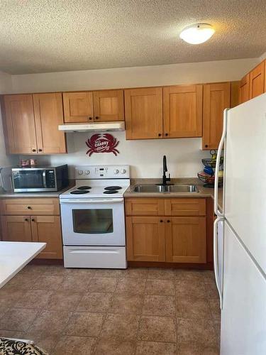 1-717 1 Street Sw, High River, AB - Indoor Photo Showing Kitchen With Double Sink