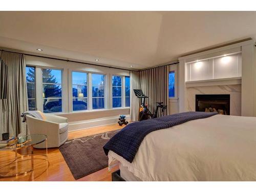 818 Hillcrest Avenue Sw, Calgary, AB - Indoor Photo Showing Bedroom