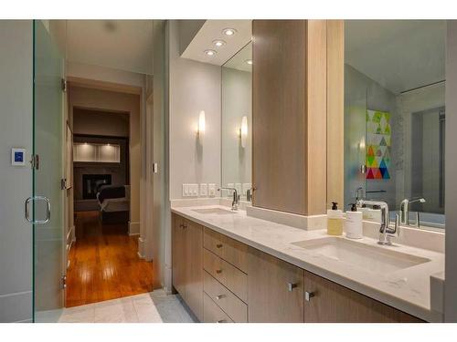 818 Hillcrest Avenue Sw, Calgary, AB - Indoor Photo Showing Bathroom