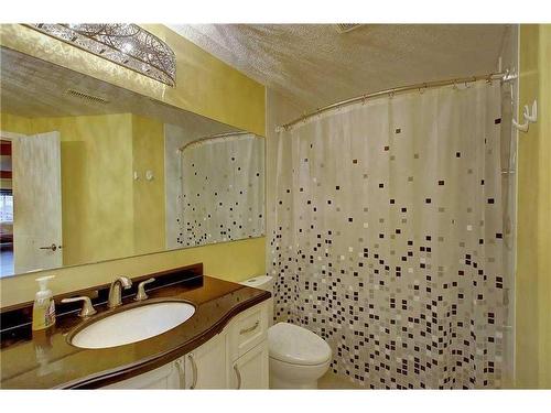 29 Pantego Road Nw, Calgary, AB - Indoor Photo Showing Bathroom