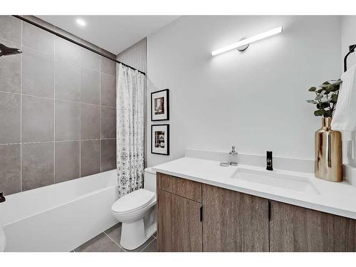 1407 10 Avenue Se, Calgary, AB - Indoor Photo Showing Bathroom