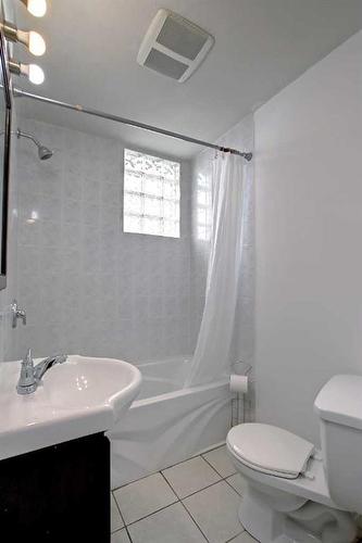 4703 40 Avenue, Red Deer, AB - Indoor Photo Showing Bathroom