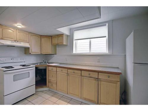 4703 40 Avenue, Red Deer, AB - Indoor Photo Showing Kitchen