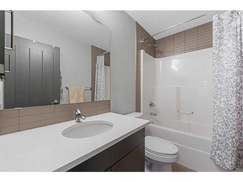 153 Marquis Point Se, Calgary, AB - Indoor Photo Showing Bathroom