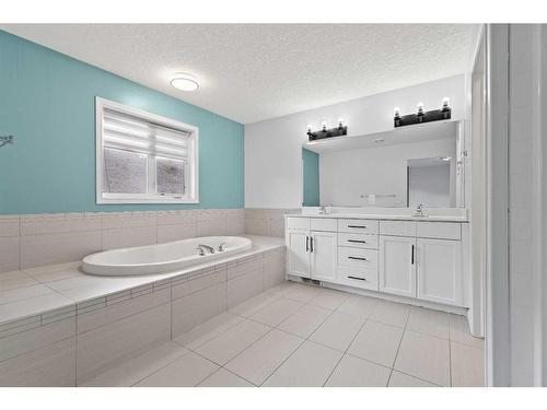 114 Sherwood Mews Nw, Calgary, AB - Indoor Photo Showing Bathroom