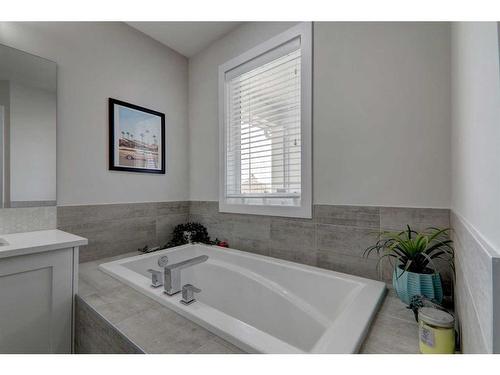 4-2424 30 Street Sw, Calgary, AB - Indoor Photo Showing Bathroom