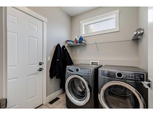 1400 Price Road, Carstairs, AB - Indoor Photo Showing Laundry Room