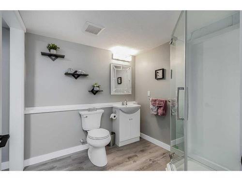 1400 Price Road, Carstairs, AB - Indoor Photo Showing Bathroom