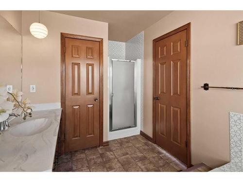 37 Strabane Place Sw, Calgary, AB - Indoor Photo Showing Bathroom