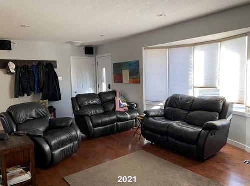 4412 33 Avenue, Calgary, AB - Indoor Photo Showing Living Room