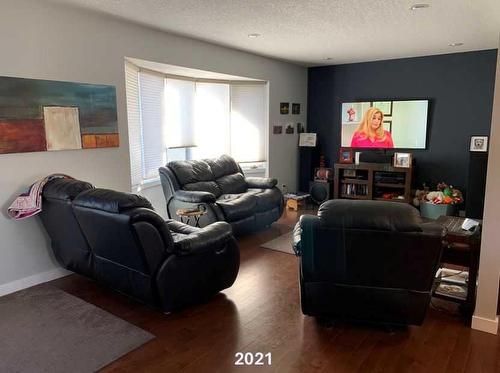 4412 33 Avenue, Calgary, AB - Indoor Photo Showing Living Room