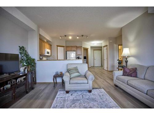 103-15 Everstone Drive Sw, Calgary, AB - Indoor Photo Showing Living Room