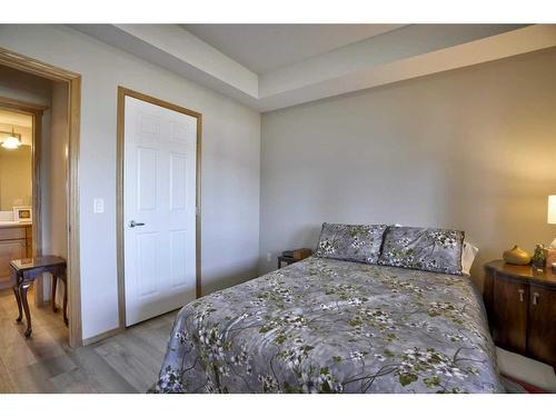 103-15 Everstone Drive Sw, Calgary, AB - Indoor Photo Showing Bedroom