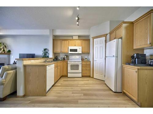 103-15 Everstone Drive Sw, Calgary, AB - Indoor Photo Showing Kitchen