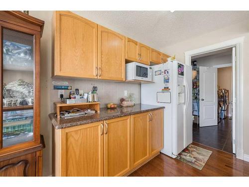 404 Rainbow Falls Way, Chestermere, AB - Indoor Photo Showing Kitchen