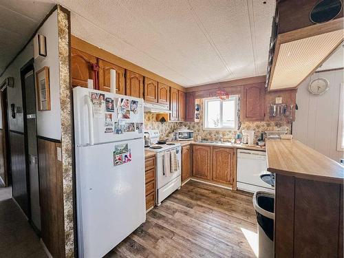 334006-805 Highway, Rural Kneehill County, AB - Indoor Photo Showing Kitchen