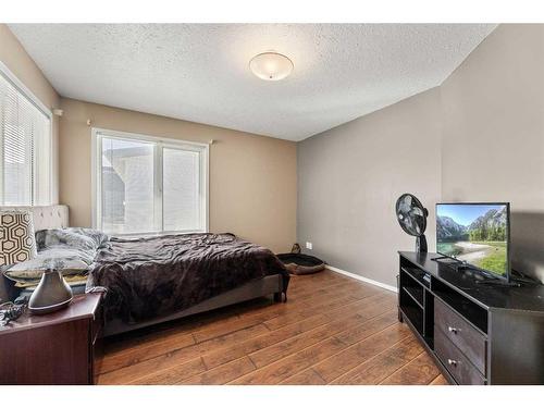 4521 Shannon Drive, Olds, AB - Indoor Photo Showing Bedroom