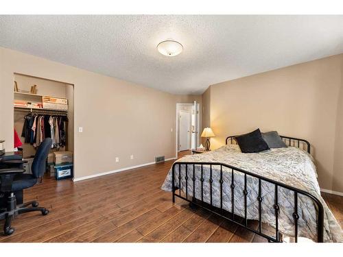 4521 Shannon Drive, Olds, AB - Indoor Photo Showing Bedroom