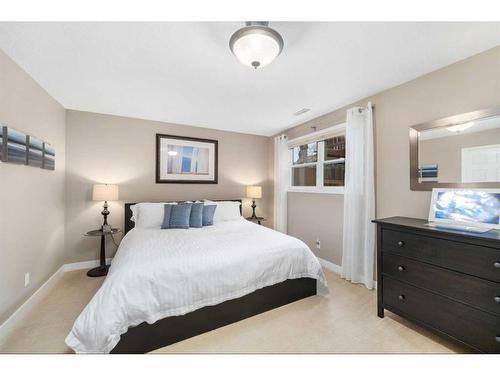 3511 59 Street Nw, Calgary, AB - Indoor Photo Showing Bedroom