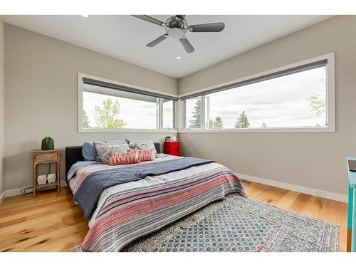 3901 17 Street Sw, Calgary, AB - Indoor Photo Showing Bedroom