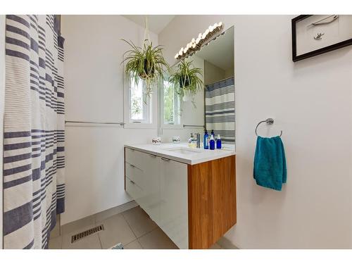 3901 17 Street Sw, Calgary, AB - Indoor Photo Showing Bathroom