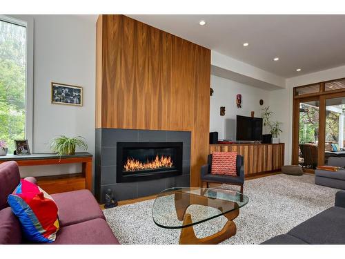 3901 17 Street Sw, Calgary, AB - Indoor Photo Showing Living Room With Fireplace