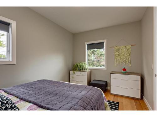 3901 17 Street Sw, Calgary, AB - Indoor Photo Showing Bedroom