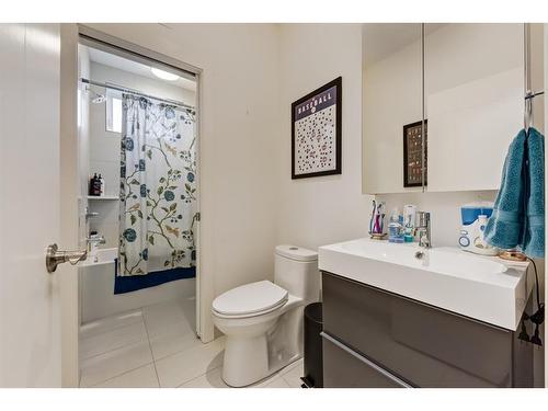 3901 17 Street Sw, Calgary, AB - Indoor Photo Showing Bathroom