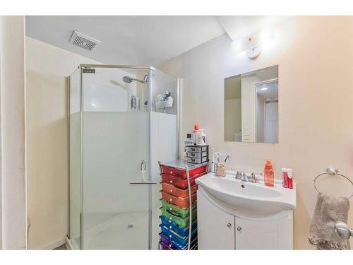 6618 & 6620 Bowness Road Nw, Calgary, AB - Indoor Photo Showing Bathroom