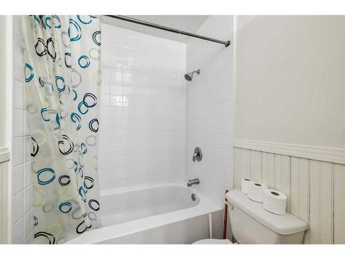 6618 & 6620 Bowness Road Nw, Calgary, AB - Indoor Photo Showing Bathroom