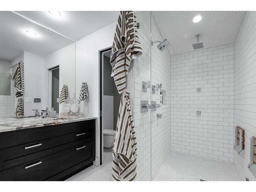 2203 30 Avenue Sw, Calgary, AB - Indoor Photo Showing Bathroom
