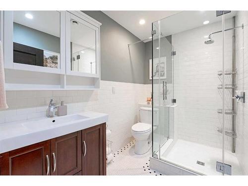 2203 30 Avenue Sw, Calgary, AB - Indoor Photo Showing Bathroom