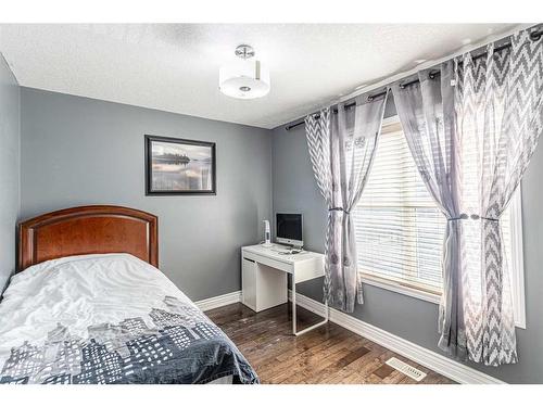 401 Panton Way Nw, Calgary, AB - Indoor Photo Showing Bedroom