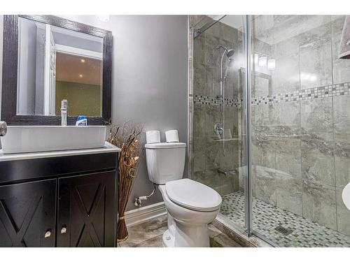 401 Panton Way Nw, Calgary, AB - Indoor Photo Showing Bathroom