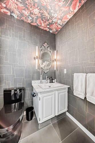 3933 Point Mckay Road Nw, Calgary, AB - Indoor Photo Showing Bathroom