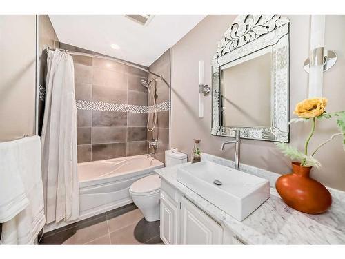 3933 Point Mckay Road Nw, Calgary, AB - Indoor Photo Showing Bathroom