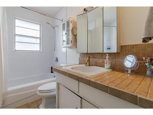 1832 27 Avenue Nw, Calgary, AB - Indoor Photo Showing Bathroom