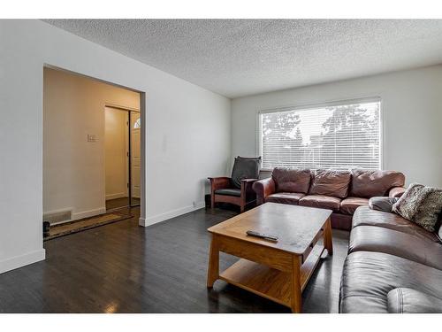 1832 27 Avenue Nw, Calgary, AB - Indoor Photo Showing Living Room