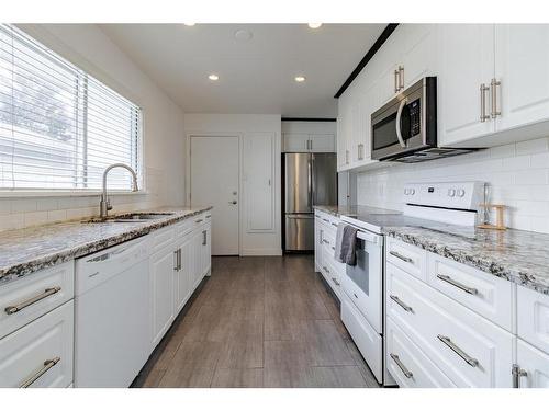 1832 27 Avenue Nw, Calgary, AB - Indoor Photo Showing Kitchen With Double Sink With Upgraded Kitchen