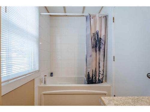 1206 5 Avenue Nw, Calgary, AB - Indoor Photo Showing Bathroom