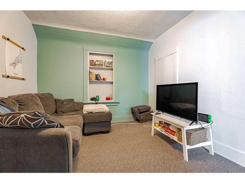 1206 5 Avenue Nw, Calgary, AB - Indoor Photo Showing Living Room