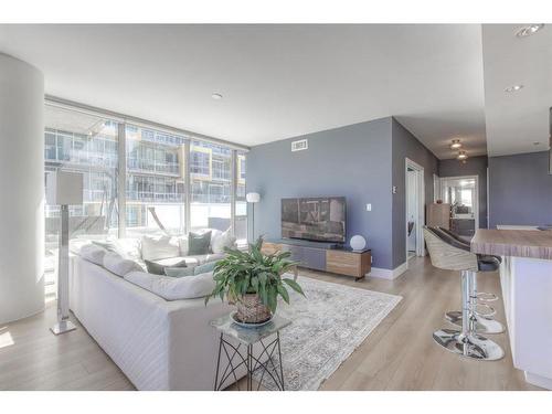 401-1087 2 Avenue Nw, Calgary, AB - Indoor Photo Showing Living Room