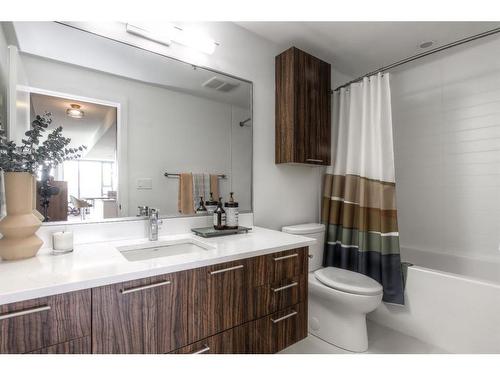 401-1087 2 Avenue Nw, Calgary, AB - Indoor Photo Showing Bathroom