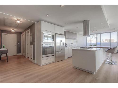 401-1087 2 Avenue Nw, Calgary, AB - Indoor Photo Showing Kitchen With Upgraded Kitchen