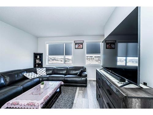 407 Corner Glen Circle Ne, Calgary, AB - Indoor Photo Showing Living Room