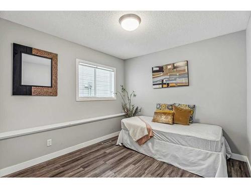433 Stonegate Way Nw, Airdrie, AB - Indoor Photo Showing Bedroom
