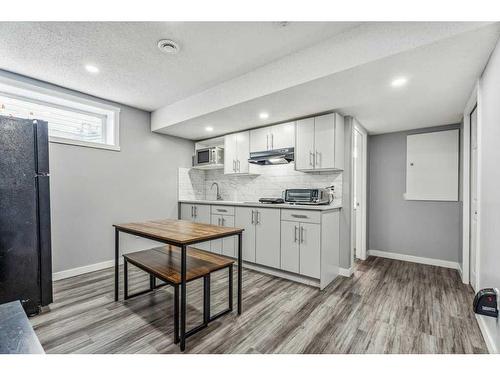 433 Stonegate Way Nw, Airdrie, AB - Indoor Photo Showing Kitchen